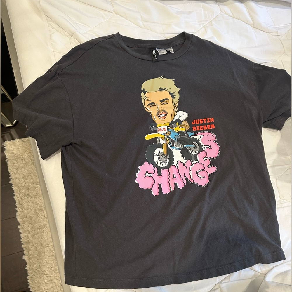 Justin Bieber Changes T-shirt